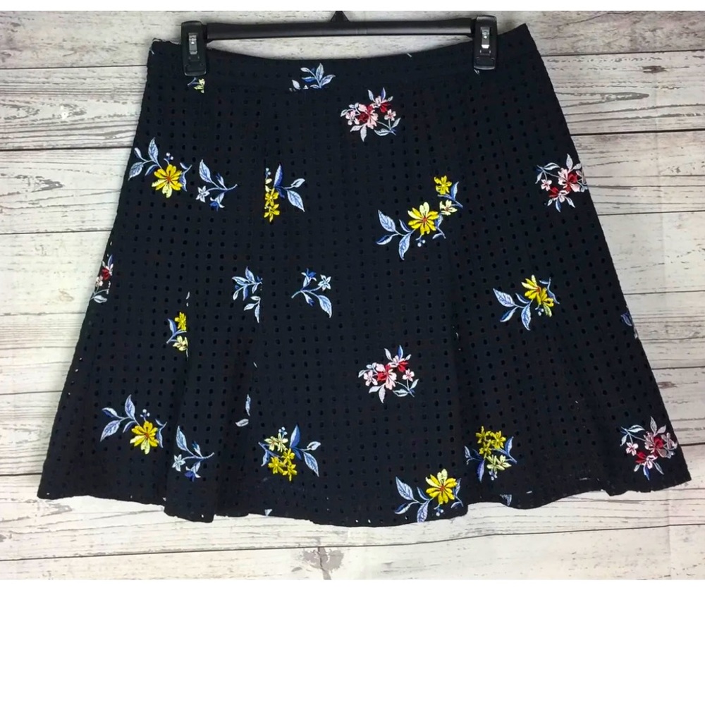 ANNE TYLOR BLACK FLORAL LACED EMBROIDERED MINI SKIRT IN SIZE 0